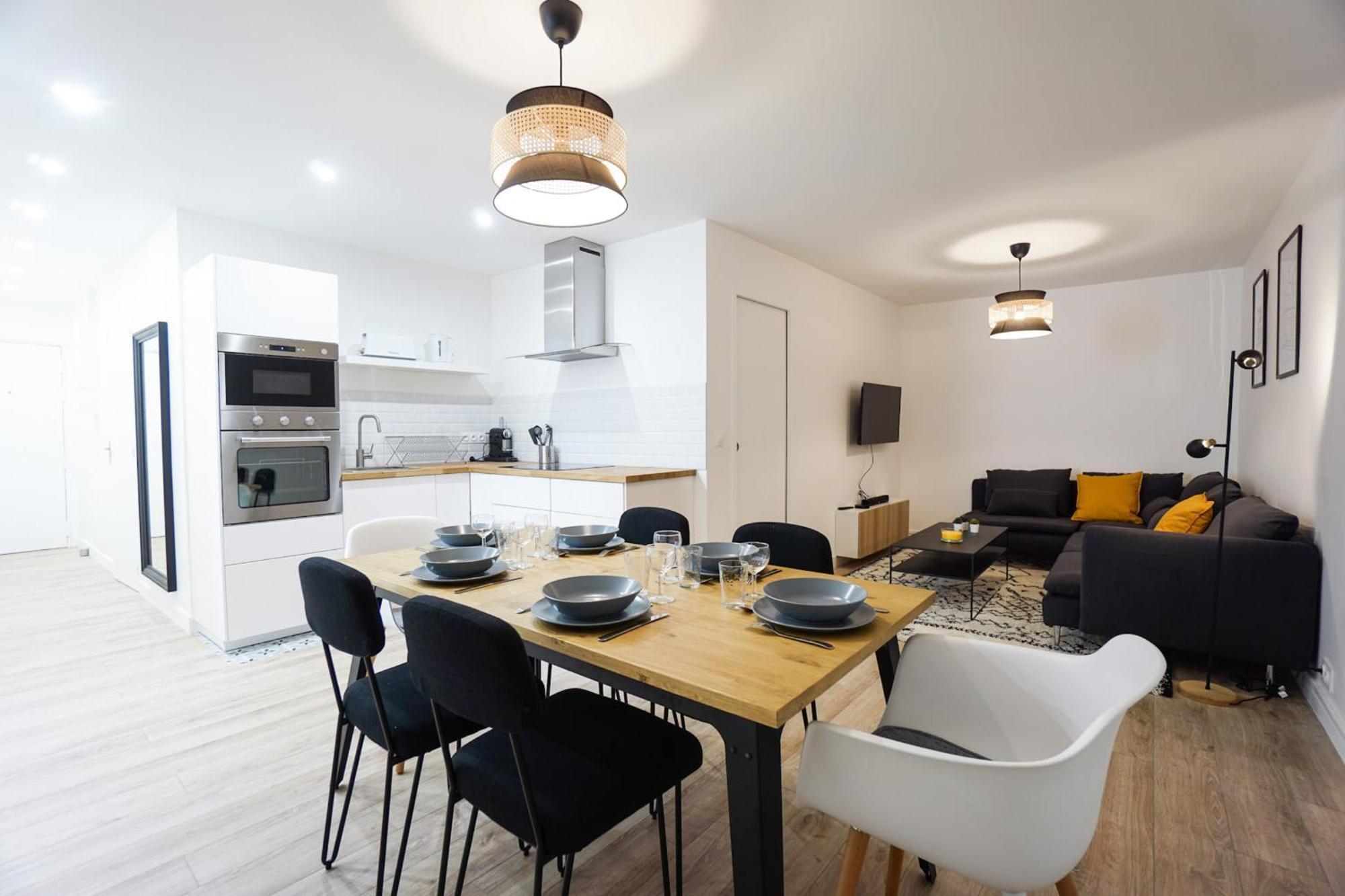 Spacious Family Duplex - Eiffel Tower *